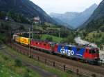 Die Re 421 375-7 und eine Re 6/6 am 3.8.04 bei der Wattingerkurve am Gotthard 