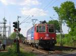 Re 421 388-0 mit einem Containerzug am 07.05.2008 am Km 28,190 in Dsseldorf