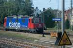 Wer hats erfunden?  Eine ehemalige Re 4/4 II der SBB umgenummert in Re 421 374-0 nun SBB Cargo mit Deutschland-Wippe (1950mm) durchfhrt am 26.06.2008 Augsburg-Oberhausen.