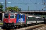 Re 421 397-1 zieht einen stilreinen SBB-Eurocity in den Bahnhof von Lindau.