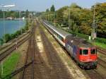 Die Re 421 379 mit dem EC nach Mnchen am 30.08.2008 bei der Einfahrt Lindau Hbf.