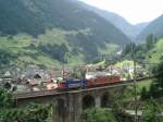 Re 421 und Re 6/6 auf der unteren Meienreuss-Brcke bei Wassen (Gotthard Nordrampe),im August 2004.