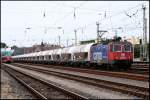 Re 421 376-5 durchfhrt mit einem Zementzug nach Sassnitz-Mukran am 02.09.2009 den Hbf Stralsund.