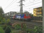 Die schweizer Re 421 372 mit ihrem Zug kurz nach der Bregenzerachbrcke in Bregenz.