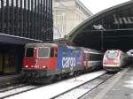 SBB - Re 4/4 421 375-7 vor Schnellzug neben ICN im Bahnhof St.Gallen am 10.01.2010 ..