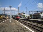 Die Re 421 385-6 fuhr am 18.6.05 mit dem EC 194 durch den an den Perrondchern unverwechselbare Bahnhof Winterthur Grze.