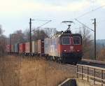 Re 421 392-2 passiert am 27.02.10 mit einem kurzen Containerzug Hamburg-Moorburg auf dem Weg nach Hamburg-Waltershof.