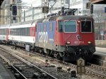 Die Re 421 377-3 durchfhrt am 09.04.10 Oerlikon mit einem EC.