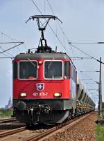 421 375 auf der Rcktour von Mukran im Kreuzungshalt im Bf Langedorf bei Stralsund am 02.05.2010