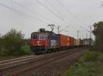 Die Re 421 392 am 29.04.2010 mit einem Containerzug unterwegs bei Eystrup.