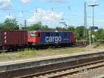 RE 421 378-1 zieht am 26.06.2010 einen langen Containerzug aus dem Bahnhof Nienburg in Richtung Bremen.