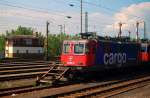 Die SBB 421 387-2 steht auf Gbf Weil am Rhein mit bersicht auf Stellwerk und Formsignale am 06.