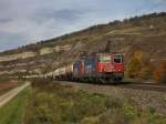 Die Re 421 378 und die Re 421 376 am 30.10.2010 mit einem Gaskesselwagenzug unterwegs bei Thngersheim.