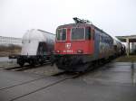 Neben dem Gromarkt in Mukran stand am 02.Februar 2011 Re 421 393 nicht etwa um verkauft zuwerden,nein es war der Abstellplatz von der Lok.