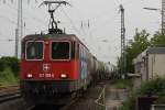 SBB Cargo 421 393-0 fhrt am 19.5.11 mit einem Kesselzug auf dem Gegengleis durch Ratingen-Lintorf.