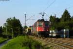 Die SBB Re 421 385-6 zieht eine 482 und einen Containerzug Richtung Sden.