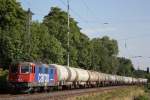 SBB Cargo 421 381 am 5.7.11 mit einem Kesselwagenzug bei der Durchfahrt durch Ratingen-Lintorf.