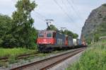 Mit der schweizer Doppelbespannung 421 388 und 421 386 rollt dieser gemischte Gterzug auf der rechten Rheinseite in Richtung Sden.