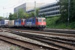 Zwei Schweizer 421 387-2 und 421 386-4 von SBB Cargo kommen mit einem sehr langen  Containerzug aus Richtung Kln und fahren in Aachen-West ein bei Sommerwetter.