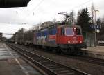 Auch wenn Wetter und Licht immer unwirtlicher wurden, trotzdem drauf gewartet: 421 395-5 mit Containerzug in Fahrtrichtung Norden.