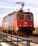 LZ auf der Brcke ber die Kuckhofer Strae kommt die SBB Cargolok 421 388-0 von Neuss in Richtung Kln fahrend daher.