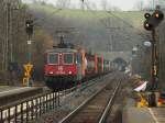 Am 03.03.2012 kommt auf der KBS 480 bei Eilendorf aus Richtung Kln 421 390-6 mit einem Containerzug am Haken durch die Baustelle zwischen Stolberg und Aachen Rothe Erde.