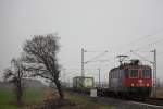 SBB Cargo 421 390 am 17.3.12 mit einem umgeleiteten Containerzug bei der Durchfahrt durch Neuss-Allerheiligen.