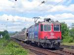 Re 421 381-5 der SBB cargo am 6.6.06 mit einem kompletten Zug Neuwagen in Wiesbaden-Biebrich.