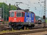 Sieht aus als wre sie frisch geputzt, 421 387-2 rangiert am 17.07.2012 in Aachen West an einen Autozug.