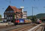 Re 421 387-2 von SBB Cargo fhrt mit einem Auto-Ganzzug in Weinheim(Bergstrae) ein.