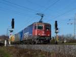 Re 421 375-7 der SBB Cargo ist am 12.01.13 mit einer unbekannten 185 im Schlepp mit einem KLV bei Karlstadt unterwegs.