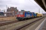 421 396-3 SBB Cargo fr MWB - Mittelweserbahn GmbH, stand mit der V 2304 (277 404-0) und dem Hochgeschwindigkeitsschleifung, auf einem nicht elektrifizierten Gleis in Rathenow abgestellt. 01.02.2013 