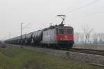 Re 421 386-4 am 27.03.2013 kurz hinter Mllheim (Baden) mit einem Kesselwagenganzzug von Wascosa.