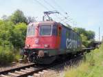 421 393-0 der SBB Cargo mit einem Container Zug bei der berfahrt in Richtung Blankenfelde passiert am 17.