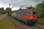 SBB Cargo Re 421 387-2 am 25.06.2013 mit einem KLV gen Sden in der Kurve von Schallstadt.