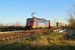 Hinter einer S11 zockelte die SBB-Cargo 421 387-2 mit ihrem Containerzug in Richtung Neuss her.