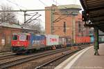 421 395-5 SBB Cargo mit einem Containerzug am 04.03.2014 in Hamburg Harburg.