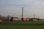 Auch bei Sonnenuntergang, die SBB Cargo 421 374-0 mit einem Containerzug ebenfalls bei der Firma Jacoby in Auggen gen Freiburg fuhr.