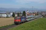 Infolge Lokmangel bei SOB kommt zurzeit vor einer Komposition des Voraplen-Express eine Re 421 von SBB Cargo zum Einsatz.