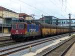  Schön  beschmiert zieht SBB-Chargo 421 390 einen Altmann Ganzzug durch Regensburg(Hbf.).