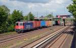 421 393 rollte mit einem Containerzug am 30.06.14 durch Hamburg-Hausbruch Richtung Hafen.