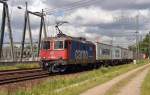 421 389 verlässt mit einem Containerzug am 02.07.14 Hamburg.