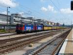 421 390 und 421 ??? ziehen am 08.08.2014 einen Altmann Ganzzug durch den Regensburger Hauptbahnhof.