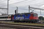 Re 421 371-4 CARGO an einem Personenzug.