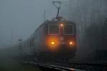 Re 421 384-9 als Zuglok,taucht aus dichtem Nebel mit dem Voralpenexpress auf.Bild Schindellegi 2.12.2014