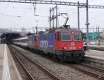 SBB - Loks 421 394-8 und 421 392-2 bei der ausfahrt im HB Zürich am 30.111.2014