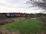 421 383 und 295 088 zu sehen mit einem Containerzug in Oberjössnitz am 16.12.14.