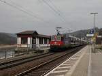 Die Re 421 389 mit einem Autozug am 15.02.2015 bei der Durchfahrt in Königstein.