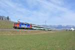 Aktuell hat die SOB bei SBB Cargo wieder eine BoBo als Re 446 Ersatz angemietet; Re 421 384-9 an der Spitze des VAE IR 2574 zwischen Freienbach SOB und Wilen bei Wollerau. An erster und zweiter Stelle im Pendel sind noch ltere EWI Wagen eingereiht, sie werden erst seit etwas mehr als einem Jahr, mit dem neuen VAE Konzept, fr die IR gebraucht, dazu erhielten sie eine Neulackierung, 07.03.2015.