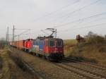 421 376-5 der SBB Cargo und die 291 037 ziehen Containerzug bei Schönberg/Plauen am 17.03.2015.